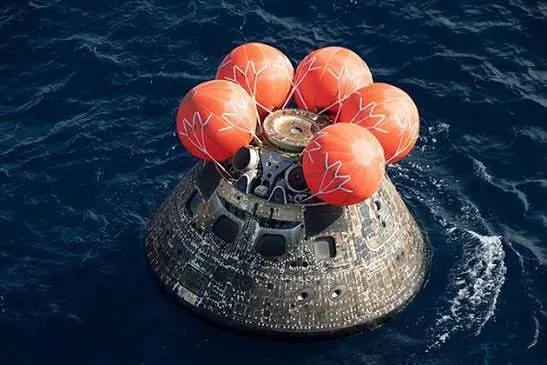 Orion capsule splashdown in the ocean